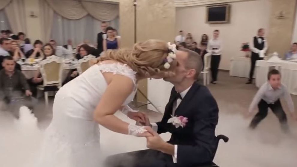 Gestul facut de un mire la nunta a adus lacrimi in ochii invitatilor. Tanarul paralizat i-a oferit miresei o surpriza
