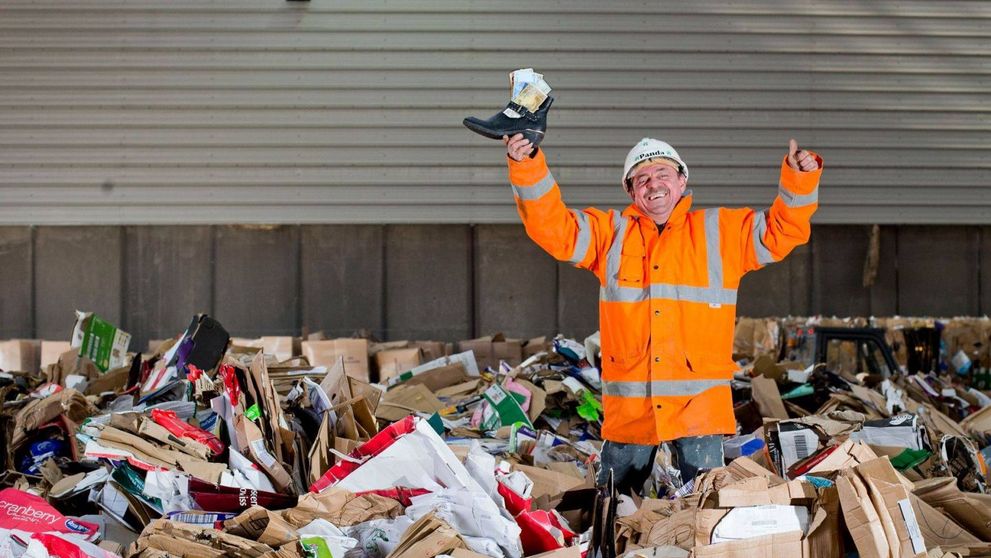 Un roman din Irlanda a returnat 1.500 de euro gasiti la gunoi