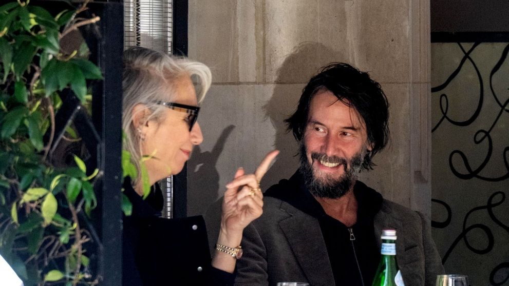 Dragostea l-a transformat complet și i-a readus zâmbetul pe buze! Keanu Reeves, surprins de paparazzi într-un moment de tandrețe alături de iubita Alexandra