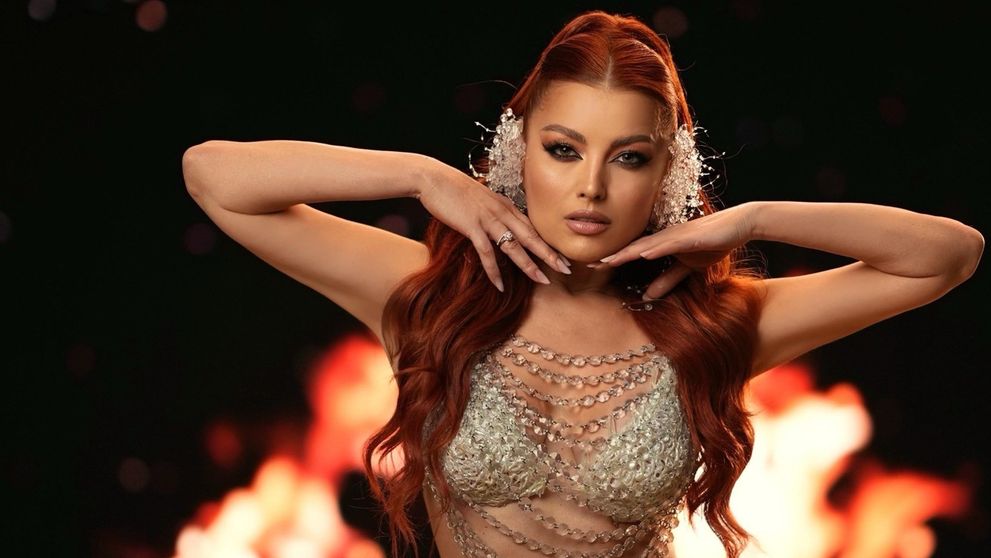 Elena Gheorghe, apariție incendiară în videoclipul piesei „Voodoo”. Artista a luat lecții de belly dance: „Cele mai mari emoții au fost la cadrul cu dansul pe nisip, în cercul de foc”