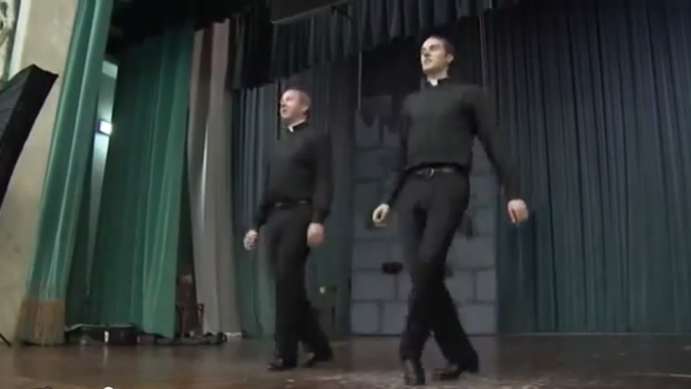 Un videoclip cu doi preoti care danseaza step devine viral pe internet - VIDEO
