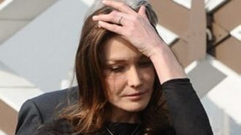 Carla Bruni condamna moartea prin lapidare! Presa iraniana o numeste “prostituata”!