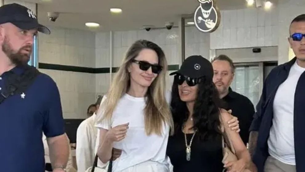 Experiență inedită pentru Angelina Jolie și Salma Hayek în Mexic. Au luat micul dejun într-o cafenea cotată nota 4,4 pe Google, înconjurate de zeci de persoane. Gărzile de corp au avut o misiune dificilă și au rămas vigilente pe tot parcursul vizitei