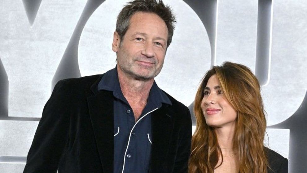 David Duchovny, prima apariție pe covorul roșu alături de iubita lui. Cine este tânăra cu 33 de ani mai tânără decât el