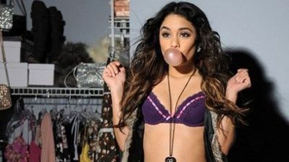 Vanessa Hudgens ne arata ca e o fata casnica intr-un pictorial provocator! FOTO si VIDEO