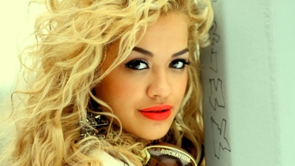 Toti o stiu blonda, insa Rita Ora arata complet diferit inainte sa ajunga celebra. Imaginea in care fanii nu au recunoscut-o