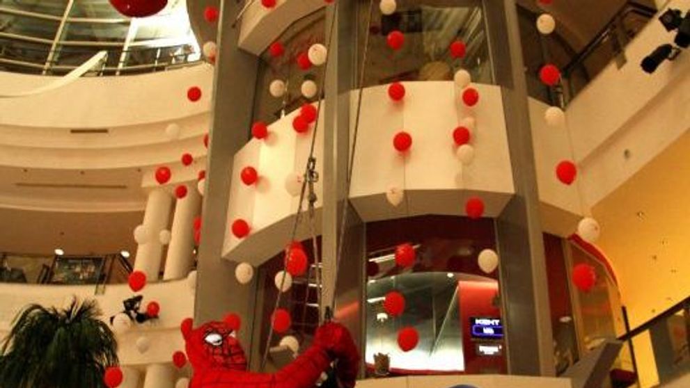 Spiderman-Lis a luat cu asalt un centru comercial, la “Happy Hour”