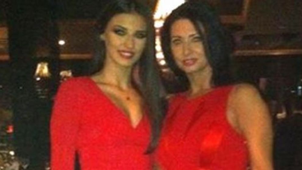 EA este una dintre cele mai sexy bunicute. Mama Antoniei face furori in costum de baie. La 40 de ani, arata la fel de bine ca o adolescenta