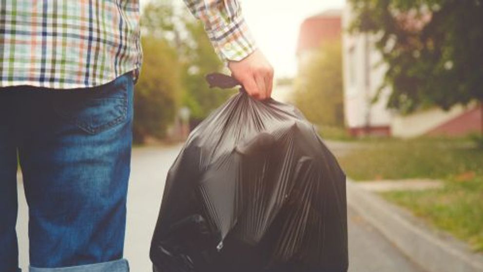 Un bucureștean a fost amendat cu 10.000 de lei, după ce și-a lăsat gunoiul la poarta unui vecin
