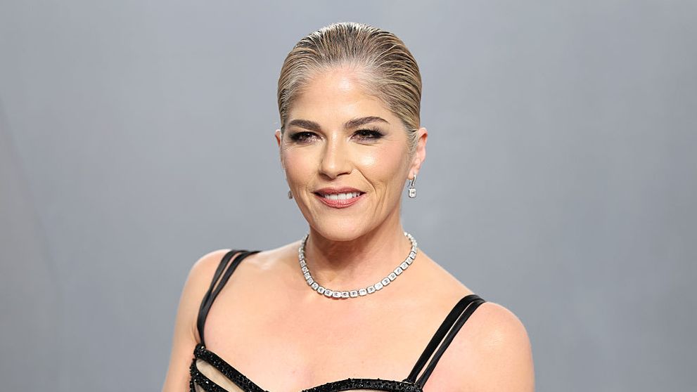 Luptă cu o boală nemiloasă de ani câțiva ani și s-a sprijinit în baston la petrecerea organizată după premiile Oscar 2026. Selma Blair s-a remarcat prin eleganță