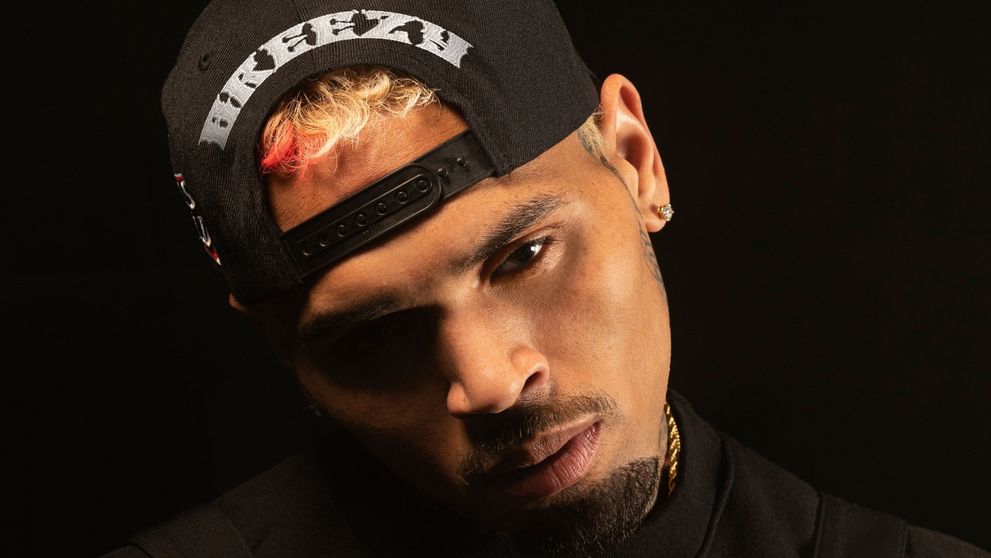Rapperul Chris Brown a fost arestat. Fostul iubit al Rihannei a atacat cu o sticlă pe un producător muzical, într-un club - VIDEO