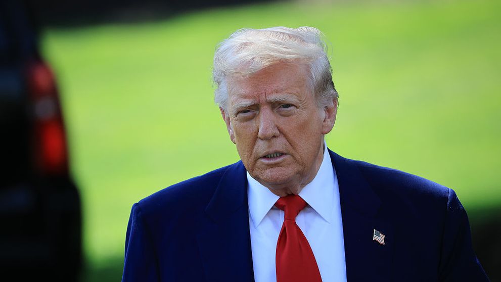 Donald Trump, viral în mediul online. A postat un portret în care apare îmbrăcat în Papă