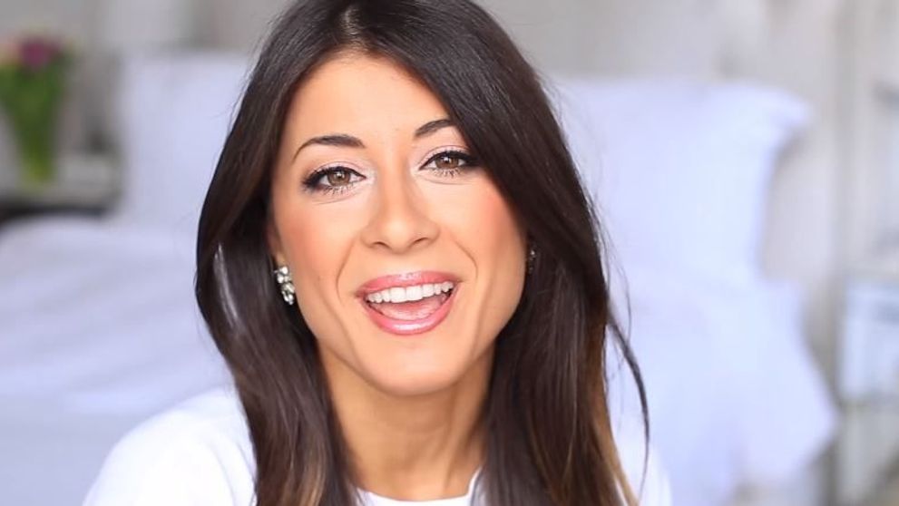 Si-a prins parul neglijent intr-o coada, a umezit o suvita si a rulat-o pe doua degete. Cum arata dupa doar 24 de minute