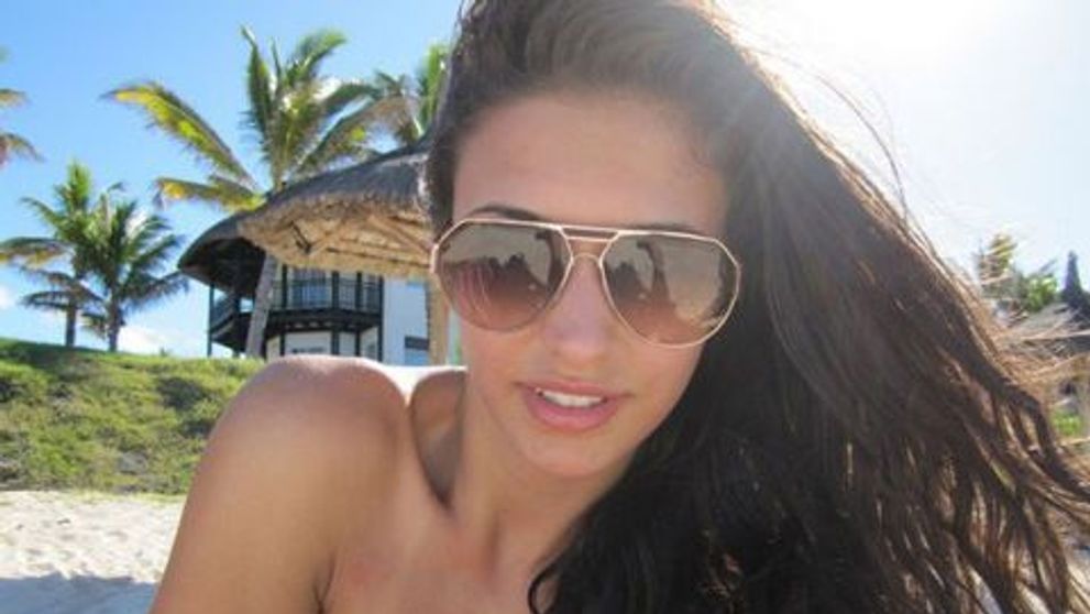Are un trup superb, dar il ascunde mereu de ochii admiratorilor. Antonia, intr-una dintre putinele imagini cu ea in costum de baie