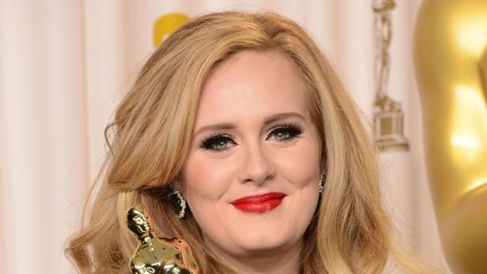 Alegerea surprinzatoare a lui Adele in ceea ce priveste rochia de mireasa. Cantareata isi planuieste nunta in secret
