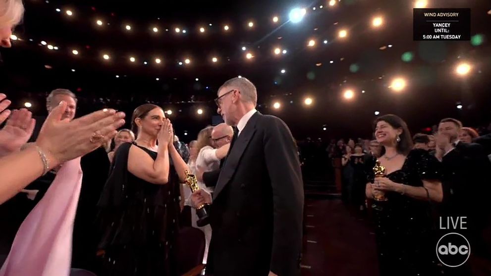 Sunt împreună de 25 de ani, au patru copii, dar nu s-au căsătorit. Paul Thomas Anderson și Maya Rudolph, cuplul adorabil de la Oscar 2026 care a plecat acasă cu trei statuete