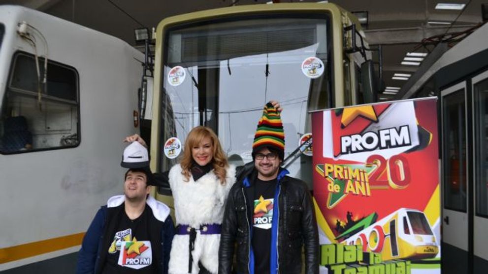 Roxana Ciuhulescu l-a invatat pe DJ-ul ProFM Bogdan Nicolai sa conduca tramvaiul pentru concertul aniversar de 20 de ani de ProFM