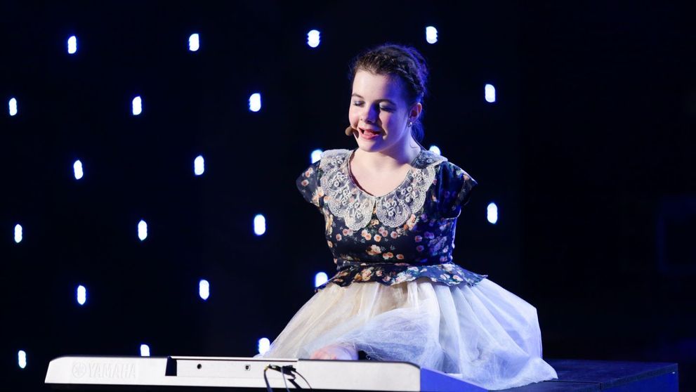 Lorelai Mosnegutu a emotionat-o pana la lacrimi pe Mihaela Radulescu. Vedeta a apasat Golden Buzz