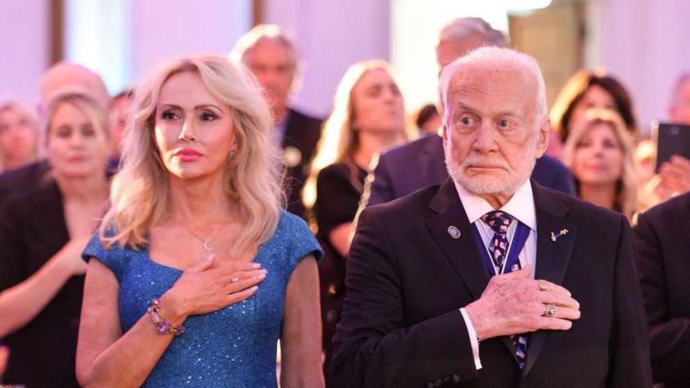 La 93 de ani, celebrul astronaut Buzz Aldrin s-a căsătorit cu o româncă. Cine este Anca Faur, cu 30 de ani mai tânără
