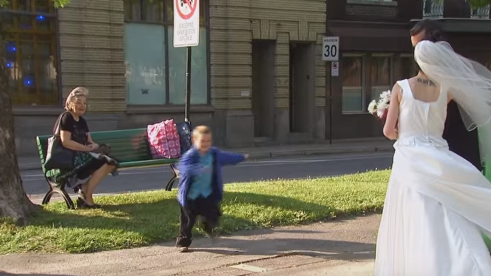 Mirele si mireasa se pregateau pentru o sedinta foto. Farsa care i-a lasat fara cuvinte pe cei care se relaxau in parc