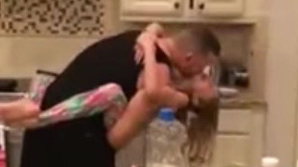 Mama credea ca tatal si fiica pregatesc micul dejun in bucatarie. Ce a descoperit cand a intrat este viral pe internet 