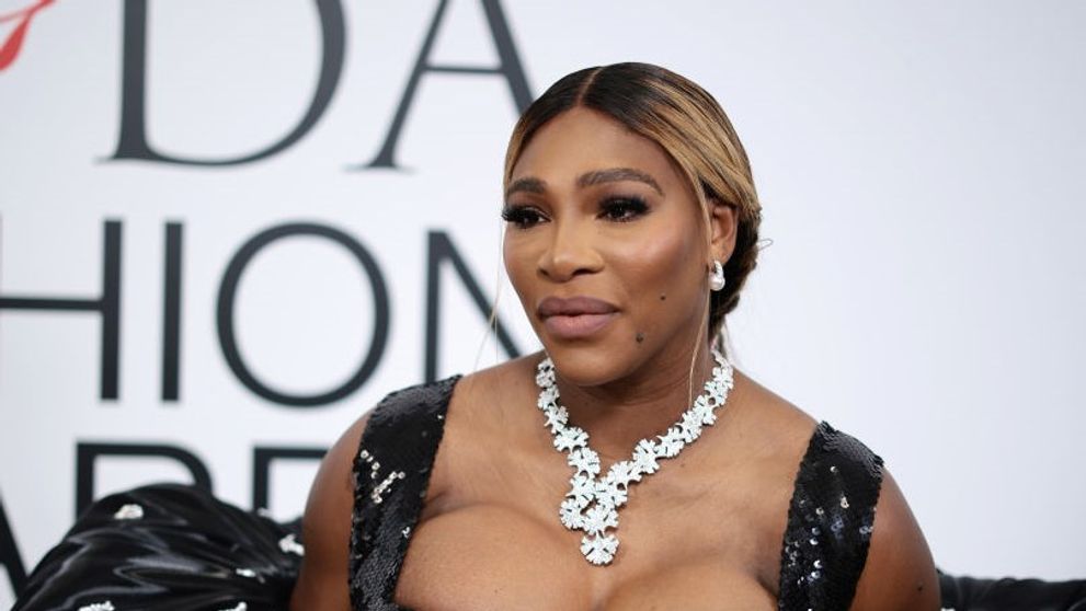 Serena Williams, decolteu neîncăpător la o gală de modă. A fost la un pas de un accident vestimentar!