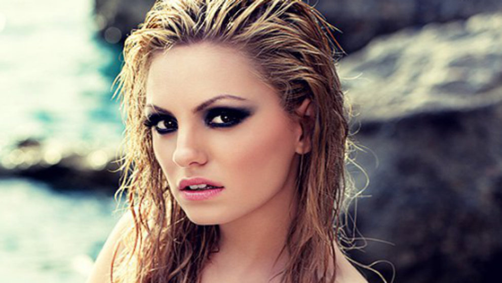 Imaginile in care Alexandra Stan este aproape imposibil de recunoscut. Schimbarea de look la care a apelat in urma cu putin timp