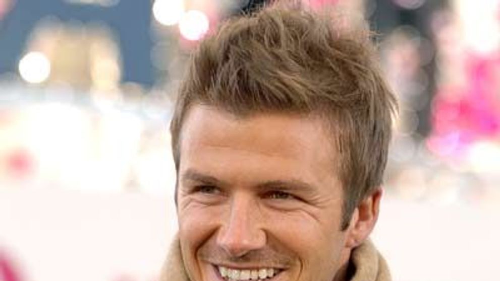 David Beckham la nevoie se cunoaste! A ajutat un sofer sa-si impinga masina ramasa in pana intr-o intersectie!