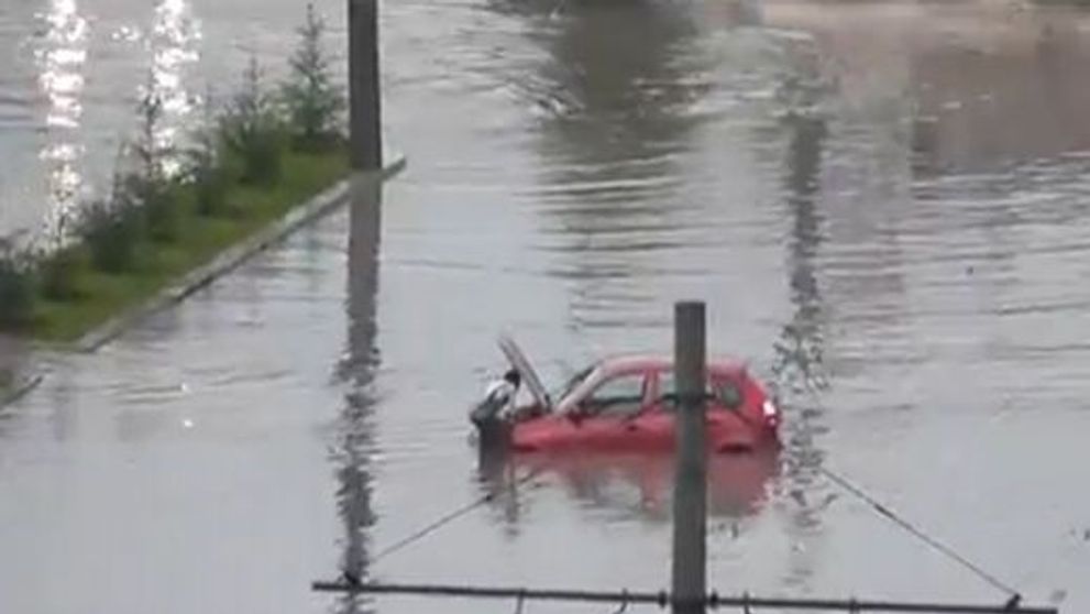 FABULOS! Masina e jumatate sub apa, iar soferita nu intelege DE CE NU MAI MERGE! VIDEO