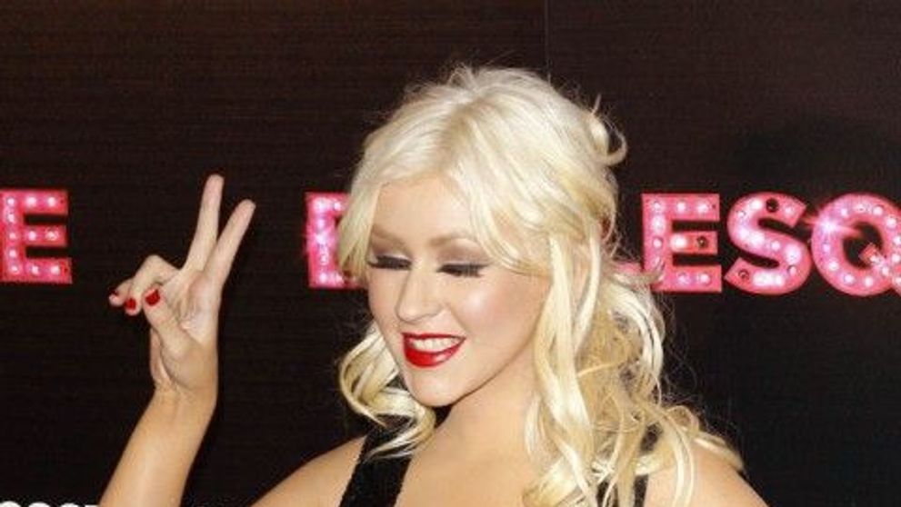 Christina Aguilera, beata si cu chef de scandal la o petrecere la care a aparut fara sa fie invitata!