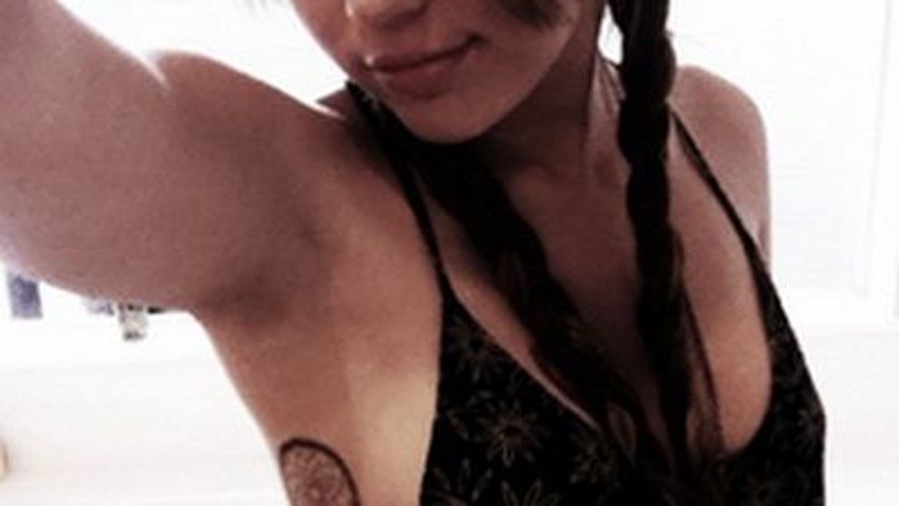 Miley Cyrus isi arata cel de-al cincilea tatuaj pe Twitter!