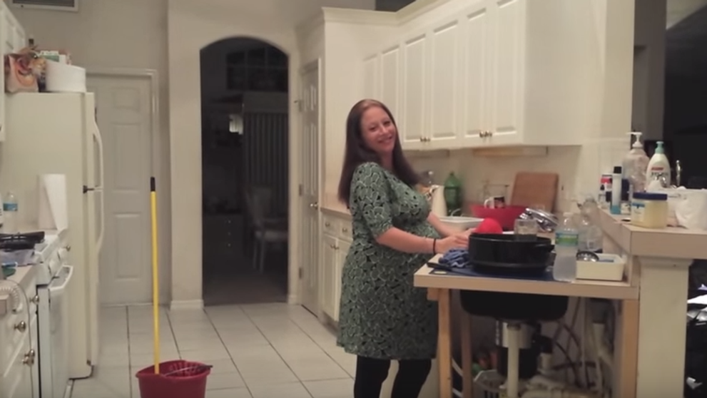 Si-a filmat sotia insarcinata in bucatarie in timp ce dansa. Intr-o secunda totul s-a schimbat
