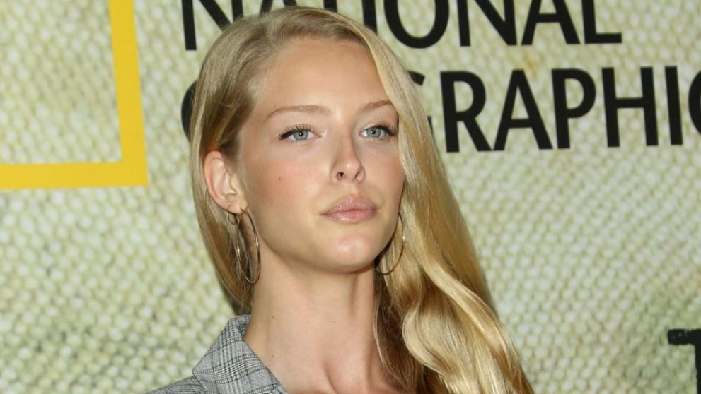 Iubita lui Patrick Schwarzenegger, aparitie sexy la premiera unui film. Cu ce s-a imbracat