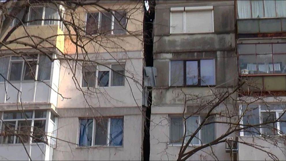 Caz șocant! O femeie de 32 de ani a murit, după ce a fost aruncată pe geam, de la etajul 4, de către un bărbat. Primele informații: „Evenimentul s-ar fi produs pe fondul unui conflict spontan”