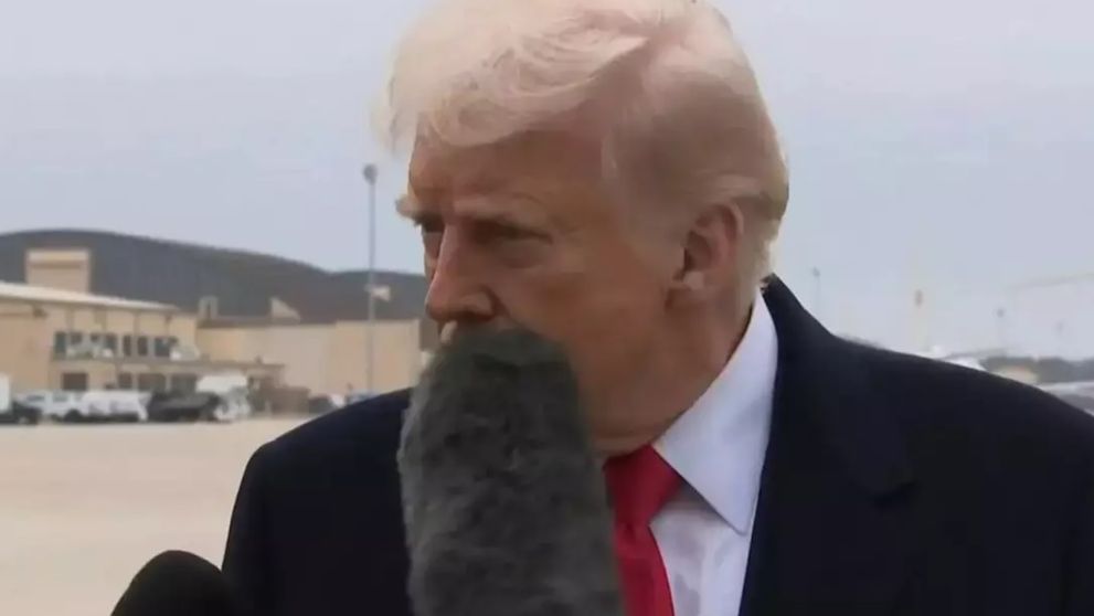 Moment viral! Donald Trump este lovit peste față cu un microfon în timpul unei conferințe - VIDEO