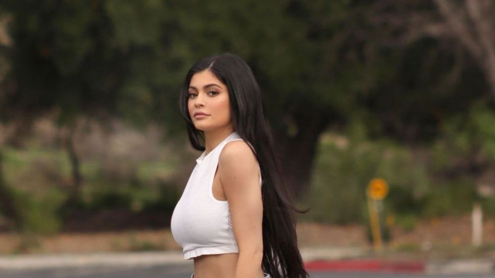 Kylie Jenner a dezvaluit numele fiicei sale. Proaspata mamica a publicat si prima fotografie cu micuta