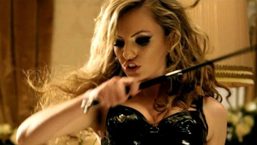 Alexandra Stan i-a cucerit pe americani cu vocea si formele ei. Asculta cum suna prestatiile ei LIVE