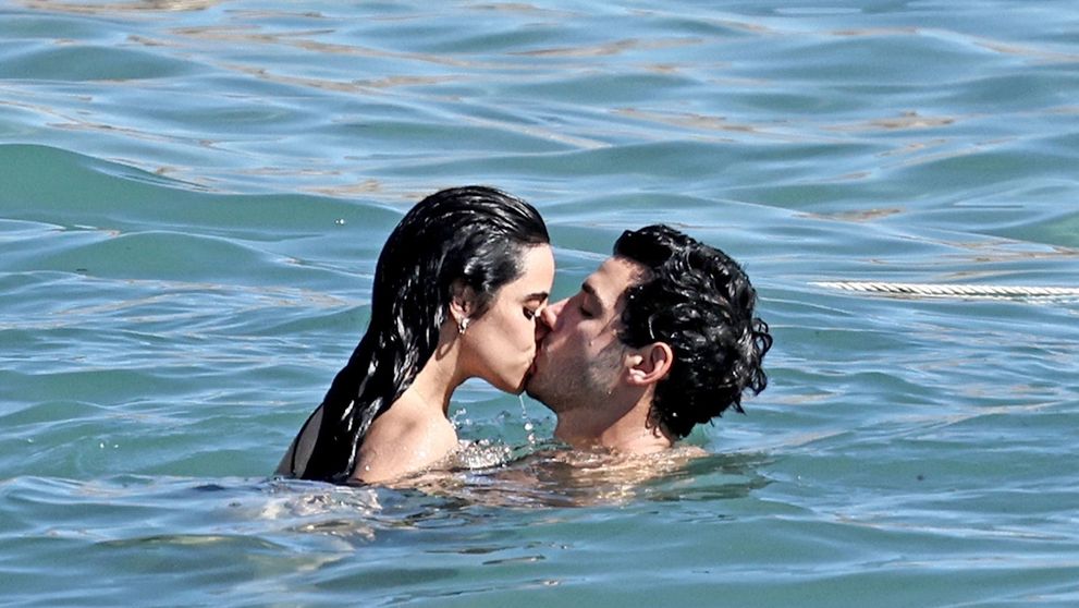 Scene incendiare la plajă! Camila Cabello, topită după noul iubit miliardar