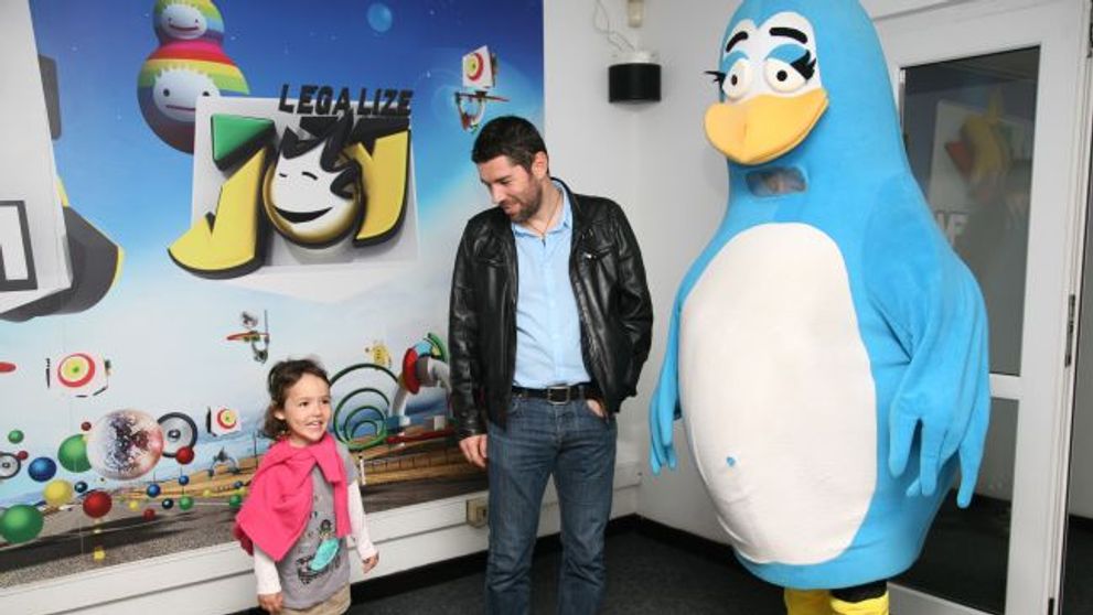 Sara, fetita lui Alex Dima, a dovedit reale calitati de DJ in studioul ProFM, devenit azi un Radio de Pici!