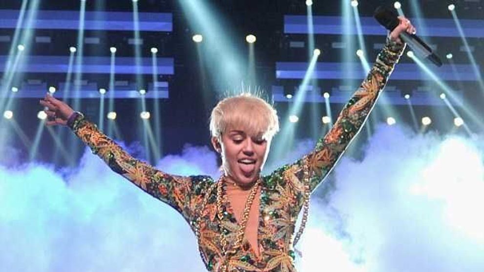 Show incendiar facut de Miley Cyrus in turneul 