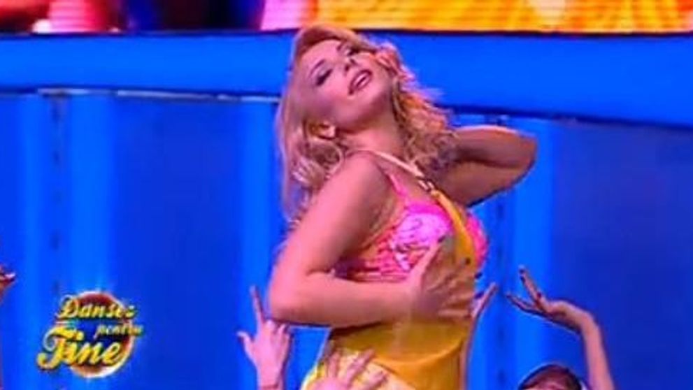 Iulia Vantur, un dans extrem de senzual alaturi de baletul Edi Stancu