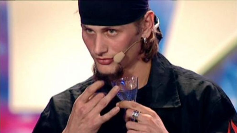 Spectacol socant la Romanii au talent: un tanar a mancat sticla si o lama de ras!