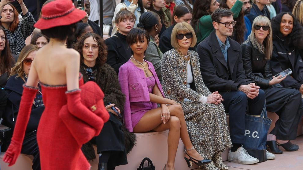 Motivul ciudat pentru care Anna Wintour poartă ochelari de soare chiar și în interior. Cine e singurul om în fața căruia și i-a dat jos