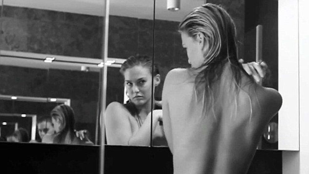 Bar Refaeli apare nud in cea mai sexy reclama la lenjerie intima: VIDEO