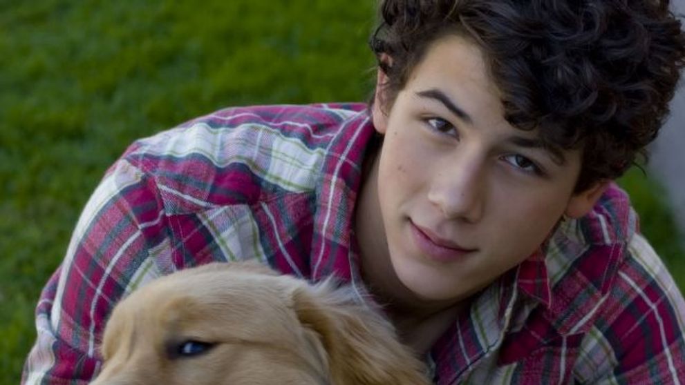 Baiatul slabut si dragut din Jonas Brothers are iubita de barbat adevarat. Nimeni nu se astepta sa fie atat de frumoasa