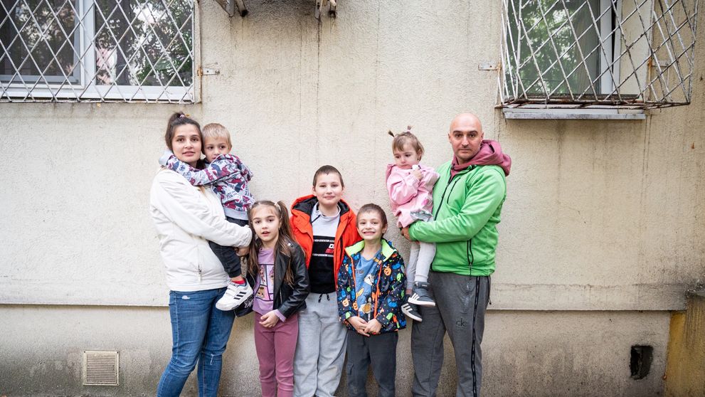 O familie greu încercată primește darul unui nou început, în ultima ediție a sezonului Visuri la cheie! „Vă propun să aducem spiritul sărbătorilor de iarnă și al Crăciunului într-o familie de șapte – doi părinți și cinci copii care au rămas fără nimic”