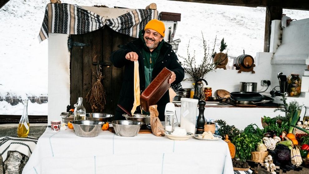 (P) Cei trei chefi au pornit într-o aventură de neuitat, dar gustul autentic l-au descoperit abia la destinație. Cu produse de calitate din cămara Lidl, poți crea un adevărat festin bucovinean, chiar și în vârf de munte