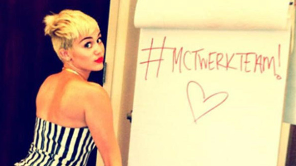Dovada incontestabila ca Miley Cyrus este un exemplu prost. Ce pedeapsa a primit o fata de 11 ani pentru ca a dansat la scoala ca vedeta