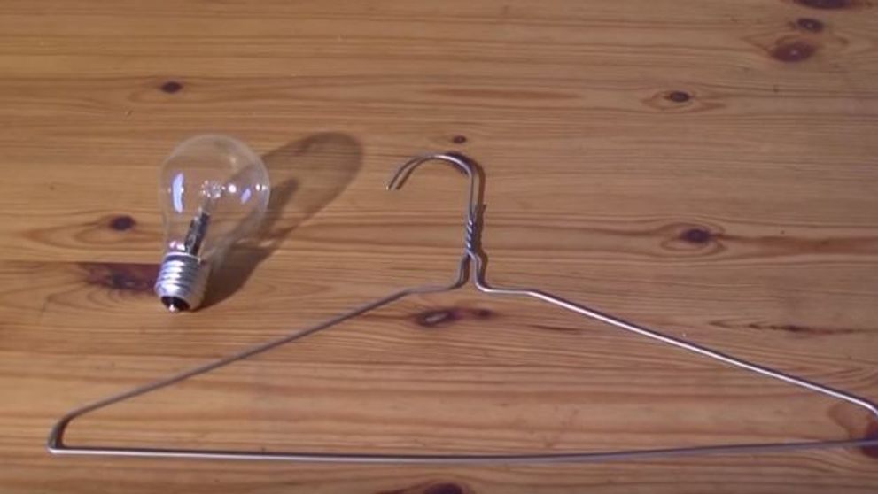 A gaurit un bec cu o surubelnita si, cu ajutorul unui umeras, a transformat totul intr-un accesoriu genial pentru casa