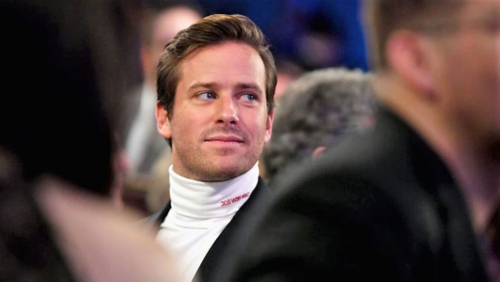 Armie Hammer, la bustul gol în California, după „exilul” forțat în Insulele Cayman
